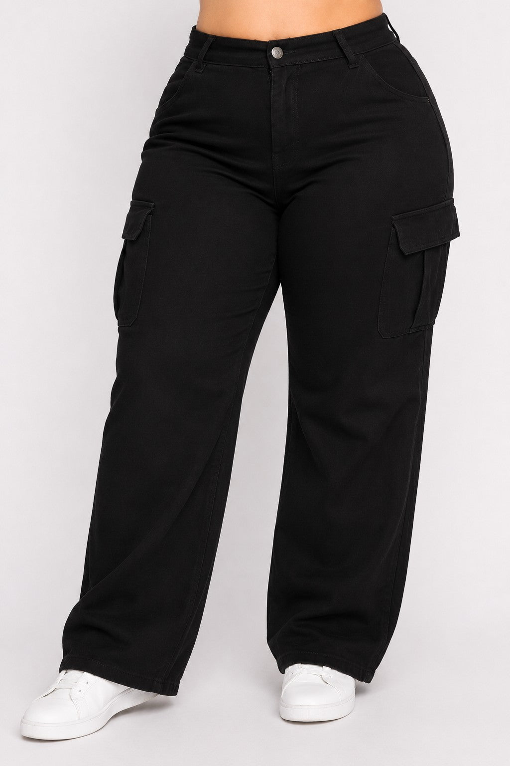 FASON DE VIV Bri Plus Size Black Cargo Jeans — close-up front view highlighting high waist, button closure and cargo pockets