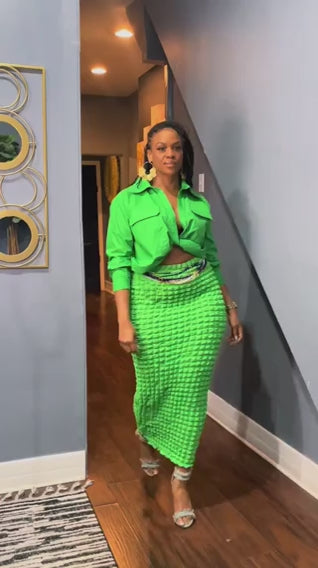 Video Zen Green Twist Front Shirt, cropped silhouette in green — FASON DE VIV